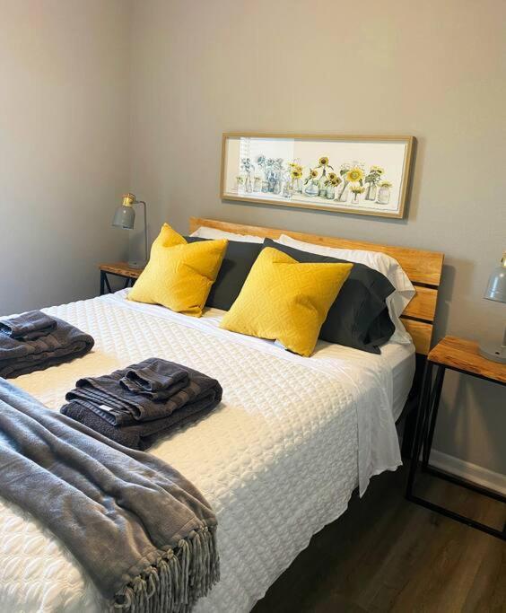 The Delores - 2 Bedroom Apt In Quilt Town, Usa Hamilton Exteriör bild